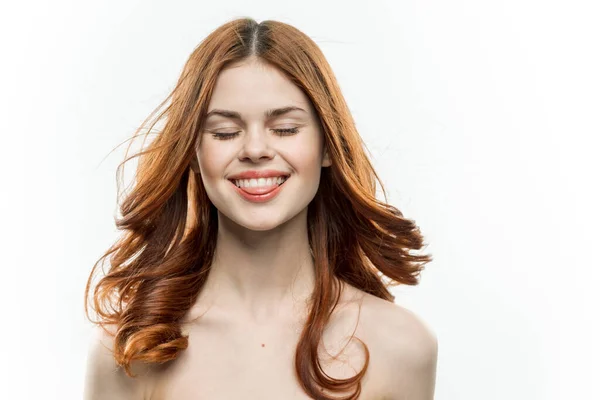 Retrato de una mujer con hombros desnudos cosméticos de pelo rojo —  Fotos de Stock