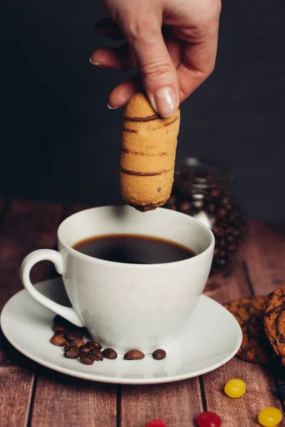 Mehlprodukte für Tee Süßigkeiten Kekse eine Tasse mit einem Getränk — Stockfoto