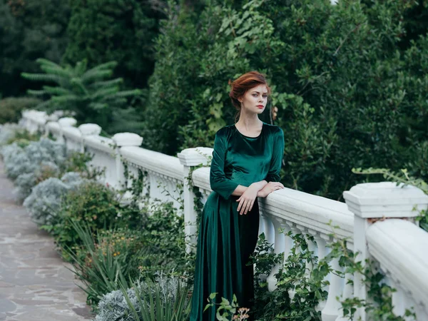 Πράσινο φόρεμα φύση πολυτέλεια καλοκαίρι ρομαντική γάμο — Φωτογραφία Αρχείου