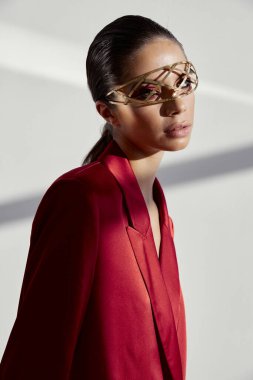 Yüzünde demir aksesuar ve gece makyajı olan bir kadın.