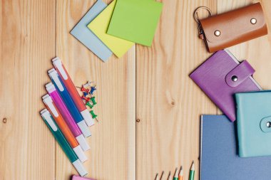 çok renkli keçeli kalemler, kağıt okul masası, ahşap arka plan.