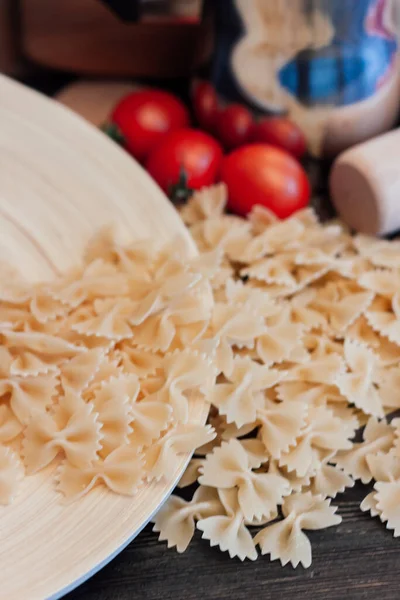 Приготування італійської пасти вручну на кухні вишневі помідори інгредієнти обід — стокове фото