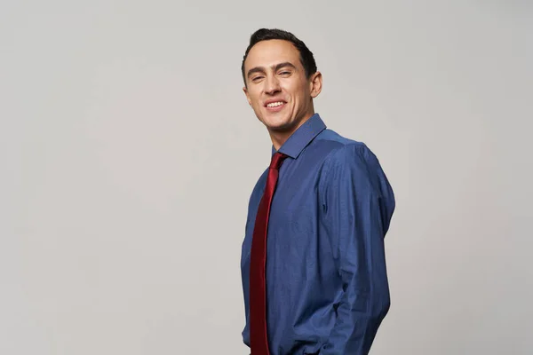 Бизнесмен в синей рубашке с галстуком на светлом фоне улыбка профессионала — стоковое фото