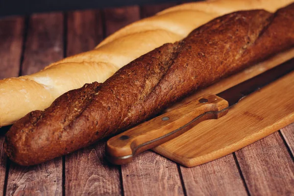 Friss kenyér szeletelése fából készült vágódeszkán reggeli — Stock Fotó