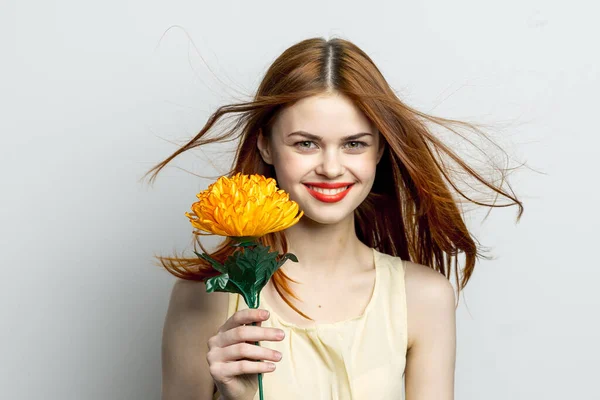 Mosolygós nő nagy sárga virág a kezében érzelmek öröm — Stock Fotó