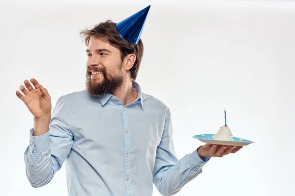 Cara feliz com bolo de aniversário fundo branco festa corporativa compacta corte barba vista — Fotografia de Stock