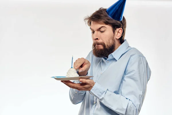 생일 케이크흰 배경을 가진 행복 한 남자 콤팩트 회사의 파티가 턱수염을 깎는 모습 — 스톡 사진