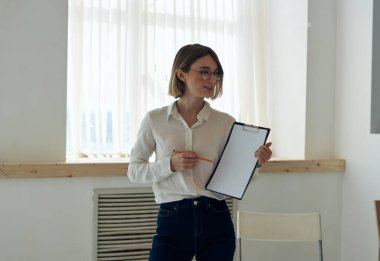  Beyaz sayfa maketi kadın pencere iç dizininin yanında dökümanlarla birlikte oda