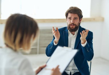 Duygusal adam psikologla konuşuyor. Profesyonel danışmanlık hastasına teşhis koyuyor.