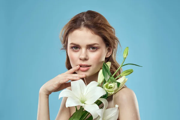 Atrakcyjne Lady białe kwiaty niebieski tło portret przycięty widok — Zdjęcie stockowe