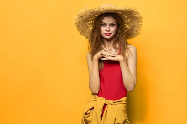 밀짚모자를 쓴 여자 여름 라이프 스타일재미있는 노란 배경 — 스톡 사진
