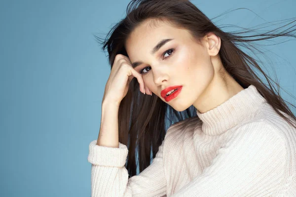 Morena em uma camisola branca lábios vermelhos charme cabelos longos fundo azul — Fotografia de Stock