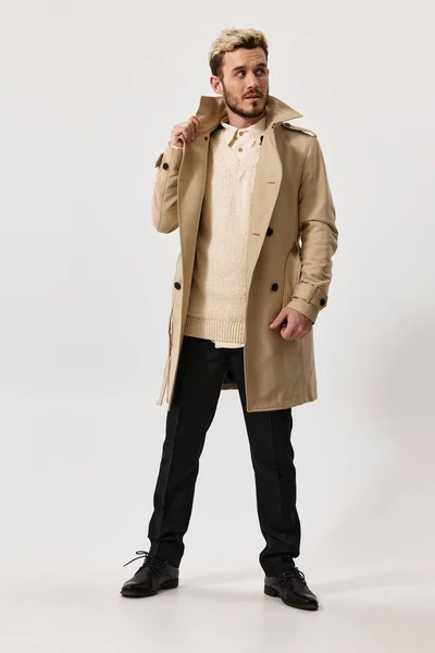 Джентльмен в бежевому пальто і светр штани взуття модель — стокове фото