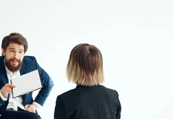 Uomo e donna d'affari in giacca e cravatta su sfondo chiaro comunicazione personale colloquio di lavoro — Foto Stock