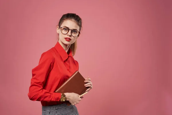 Žena nosí brýle červená košile sekretářka finance životní styl Professional — Stock fotografie