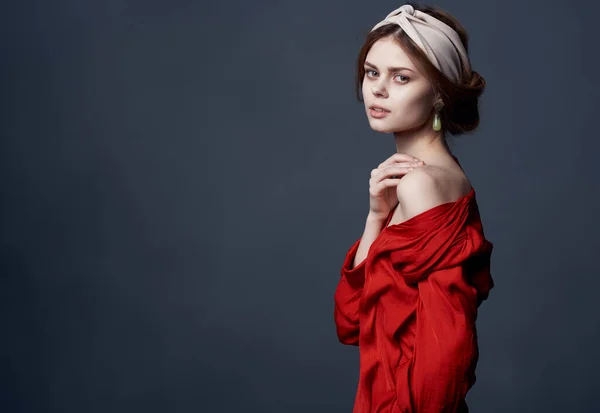 Mulher elegante em turbante vestido vermelho em sua cabeça brincos jóias — Fotografia de Stock