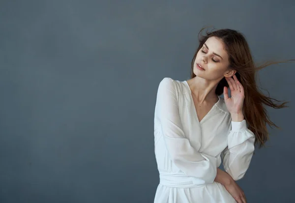 Mulher em vestido branco atraente olhar modelo de luxo fundo cinza — Fotografia de Stock