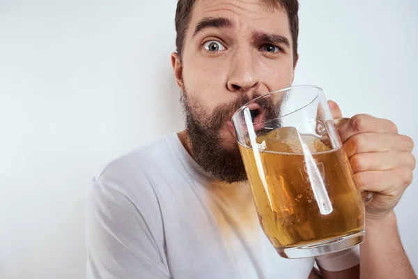 Fröhlicher Mann trinkt Bier und Alkohol — Stockfoto