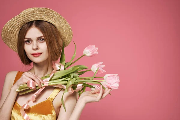Vacker kvinna med bukett blommor leende livsstil modell — Stockfoto