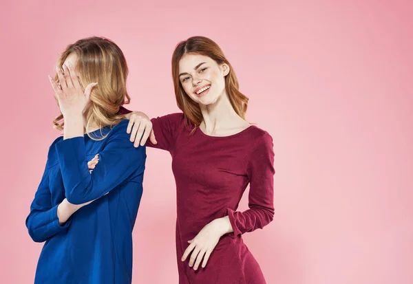 Zwei elegante Freundinnen umarmen Kommunikation Luxus Lifestyle rosa Hintergrund — Stockfoto