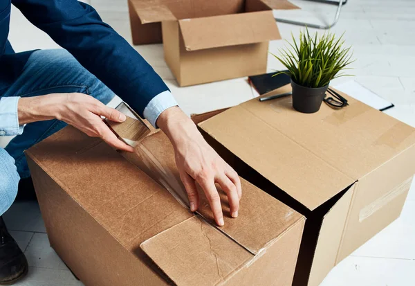 Kartons packen, Dinge sammeln Büroarbeit eines Profis — Stockfoto