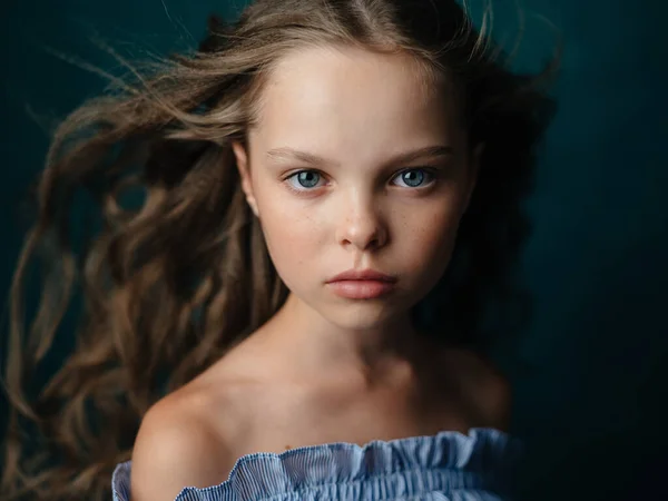 Piękna dziewczynka w sukience na ciemnym tle portret z bliska — Zdjęcie stockowe