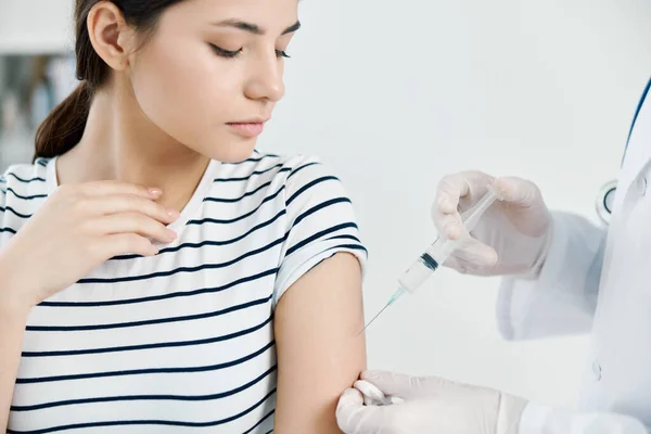 Patient på sjukhus som gör vaccinering hälsa närbild — Stockfoto