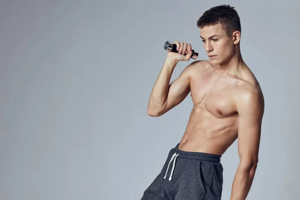 Esportes homem treino exercícios halteres nas mãos de bíceps — Fotografia de Stock