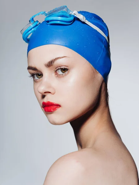 Bella donna labbro rosso blu cappello nuoto modello subacqueo — Foto Stock