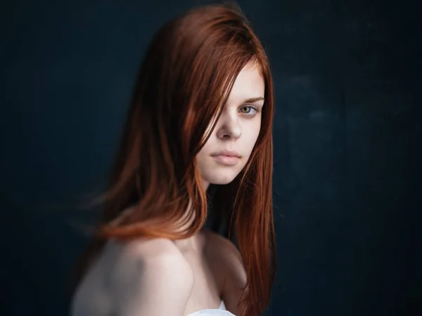 Portret van een charmante vrouw rood haar ontbloot schouders close-up zwart achtergrond — Stockfoto