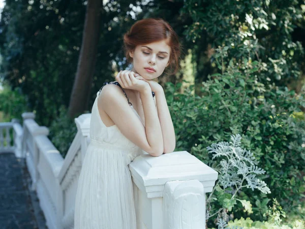 Привлекательная женщина в белом платье свежий воздух зеленые листья — стоковое фото