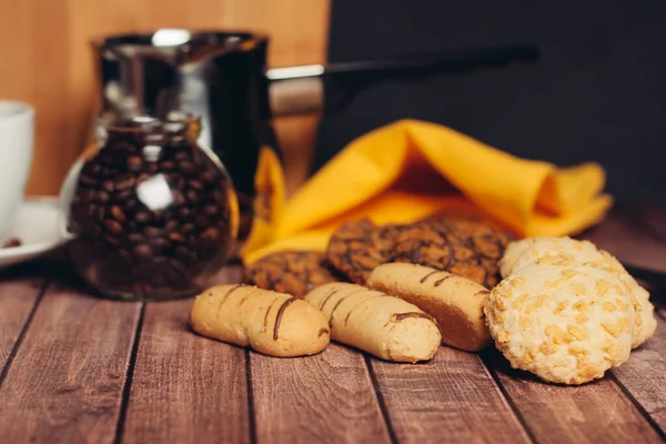 Süßigkeiten und Kekse für Tee auf einem Holztisch Frühstücksdessert — Stockfoto