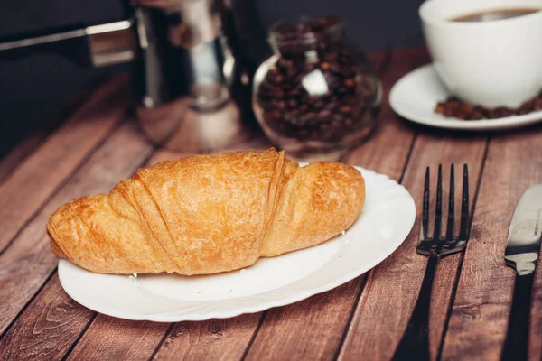 Croissant tányérok fa asztalon konyha reggeli friss illat — Stock Fotó