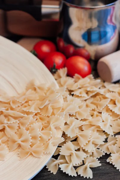 Pasta sul tavolo della cucina pomodorini ingredienti cucina italiana — Foto Stock
