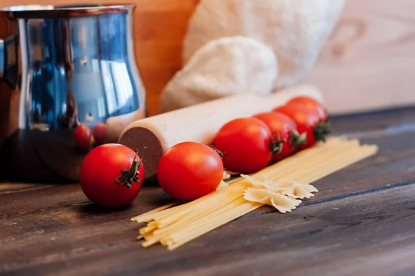 Pasta bord Italiaanse keuken koken kerstomaten lunch — Stockfoto