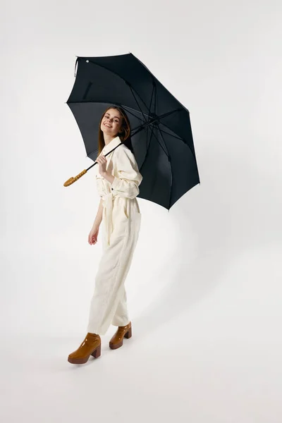 Aantrekkelijke vrouw witte overall bruine laarzen herfst stijl paraplu — Stockfoto