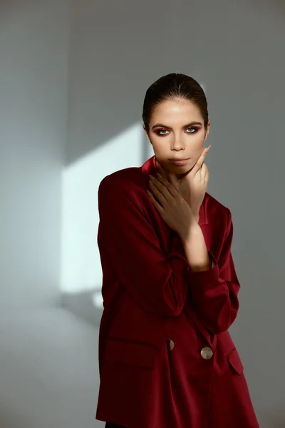 Morena atraente no modelo de decoração glamour casaco vermelho — Fotografia de Stock