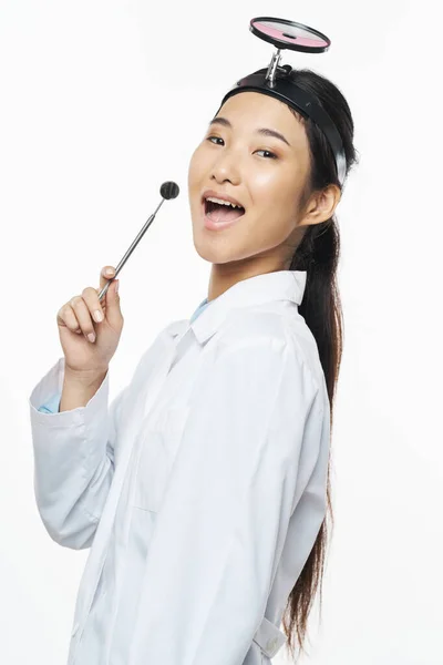 Женщина-стоматолог с инструментами для исследования полости рта в руке — стоковое фото