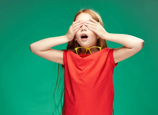 Mädchen im roten T-Shirt Emotionen überraschen Lifestyle-Kindheit — Stockfoto