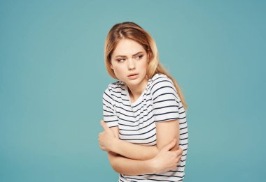 Mavi arka plandaki üzgün kadın elleriyle Uzay Modelini Kopyala