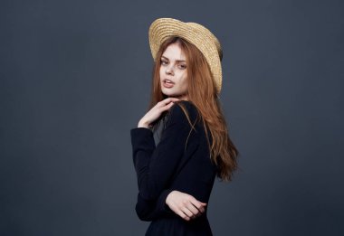 Şapkalı güzel bir kadın cazibesi ve lüks karanlık bir geçmişi var.