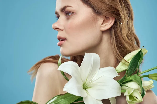 Attraktiv Lady vita blommor blå bakgrund porträtt beskärd vy — Stockfoto