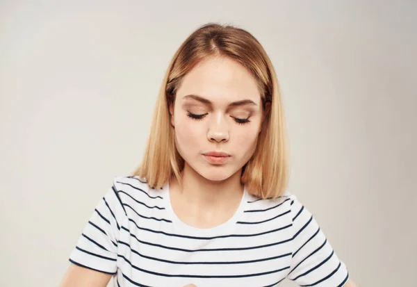 Ξανθιά γυναίκα με ριγέ T-shirt σε μπεζ φόντο crop view close-up — Φωτογραφία Αρχείου