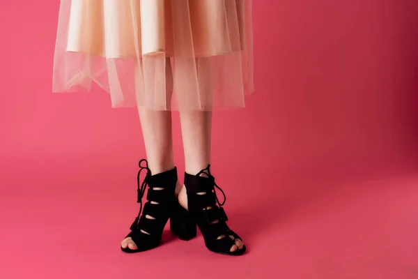 Mujeres pies zapatos de moda encanto rosa fondo compras — Foto de Stock