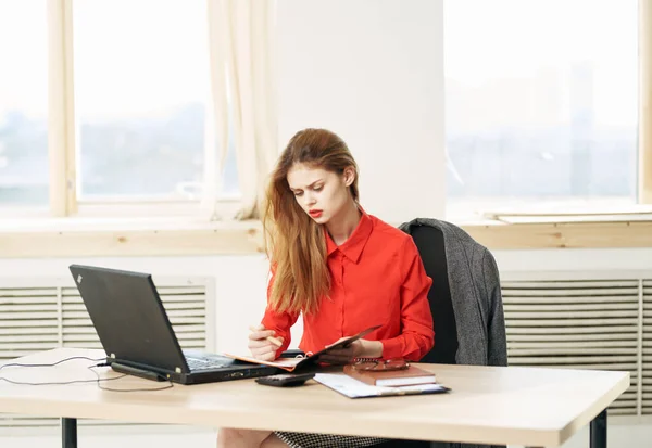 Mulher de negócios secretária escritório laptop comunicação gerente — Fotografia de Stock