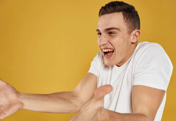 Mann lacht auf gelbem Hintergrund Freude Emotionen Freude Modell — Stockfoto