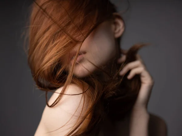 红发丝模特灰白背景赤身裸体激情十足的样子 — 图库照片