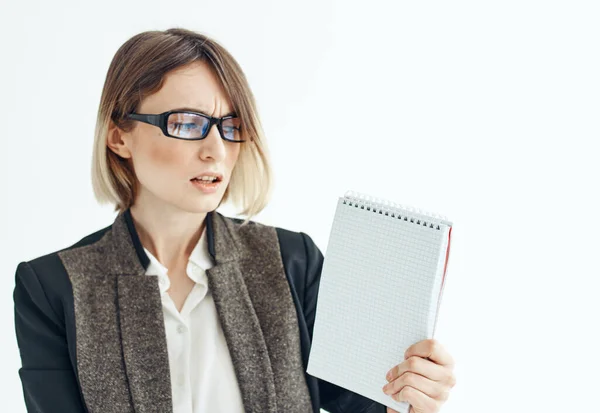 Femme tenant bloc-notes business finance lunettes maquette — Photo