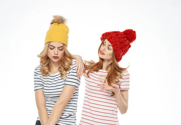 Χαρούμενες γυναίκες ζεστά καπέλα ρούχα μόδας επικοινωνία φως φόντο — Φωτογραφία Αρχείου