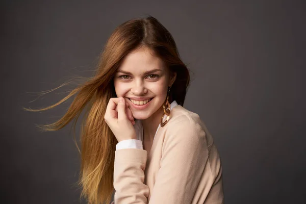 Elegante vrouw versieren studio leuk donker achtergrond — Stockfoto